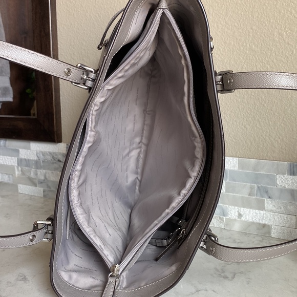 •Michael Kors• Large Voyager Tote Purse - Picture 10 of 16